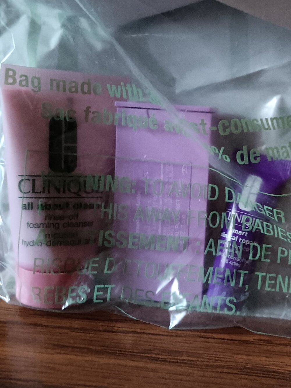 New Clinique Cosmetic Bag with 5 Travel Size Products - Picture 6 of 8